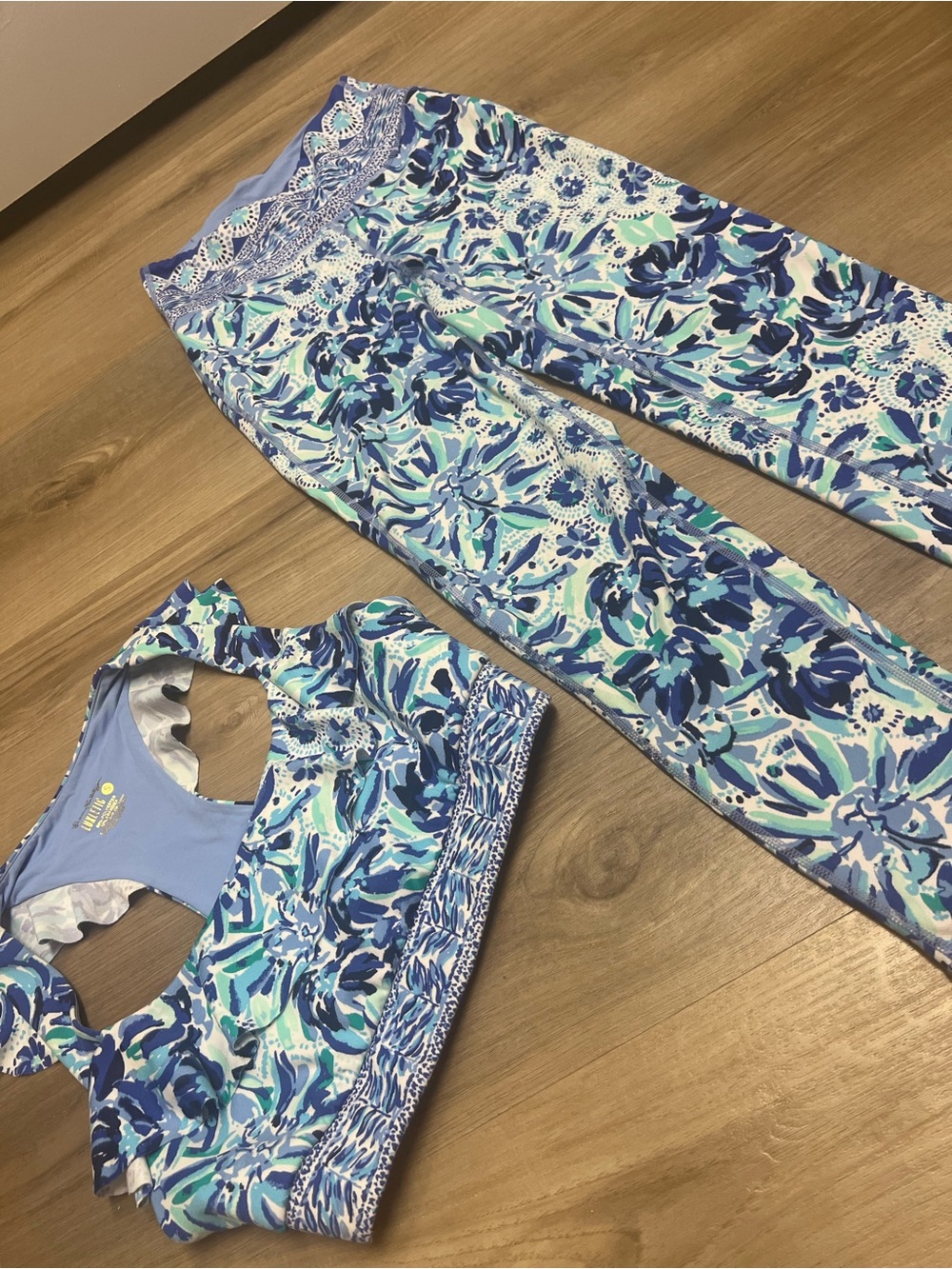 Lilly Pulitzer yoga set . Top small and bottoms XS - Picture 4 of 5
